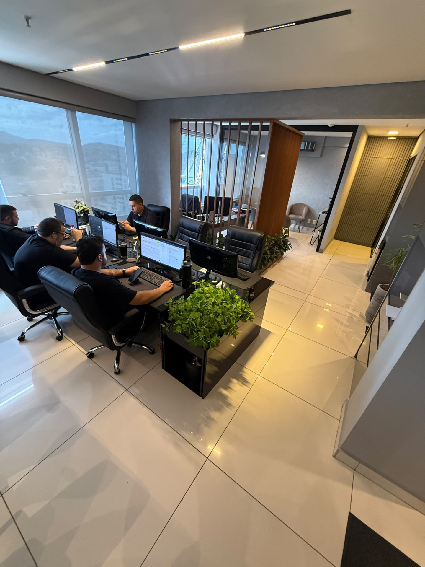 Equipe Multibank trabalhando no escritório